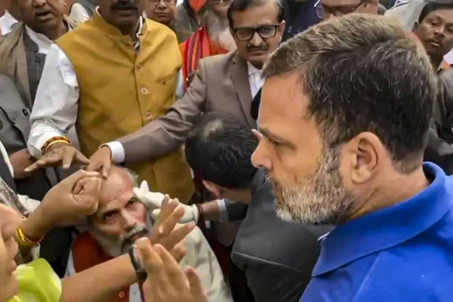 വെള്ള ടി-ഷർട്ട് മാറ്റി രാഹുൽ, അംബേദ്കർ വഴികാട്ടിയെന്ന് BJP; പാർലമെന്റ് വളപ്പിൽ നാടകീയ രംഗങ്ങൾ