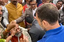 'നാണമില്ലേ, ഒരു വയോധികനെയാണ് തള്ളിയിട്ടത്'; BJP MPയെ കാണാനെത്തിയ രാഹുലിനോട് ക്ഷോഭിച്ച് ദുബെ