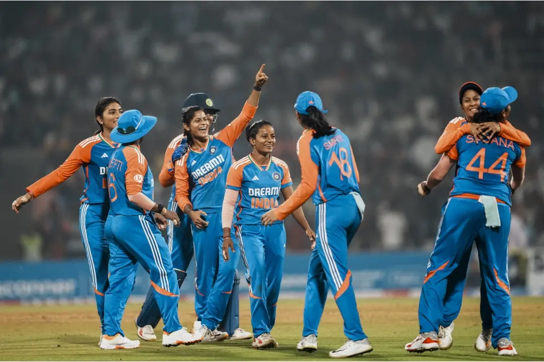 വെസ്റ്റ് ഇൻഡീസ് ക്യാപ്റ്റൻ ഹെയ്ലി മാത്യൂസിന്റെ വിക്കറ്റ് നേട്ടം ആഘോഷിക്കുന്ന ഇന്ത്യൻ വനിതാ ടീം | Photo: PTI