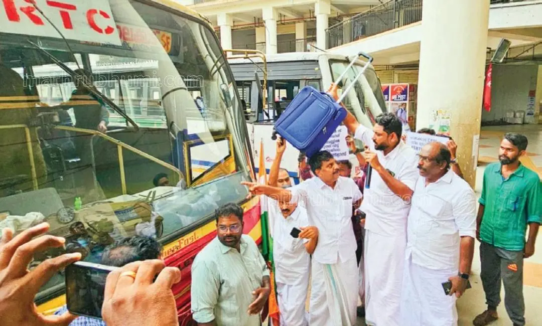 പാലക്കാട്ടേക്കുള്ള ബസില് നീല ട്രോളിബാഗ് കൊടുത്തയച്ചുകൊണ്ട് യൂത്ത് കോണ്ഗ്രസ് പ്രതിഷേധം