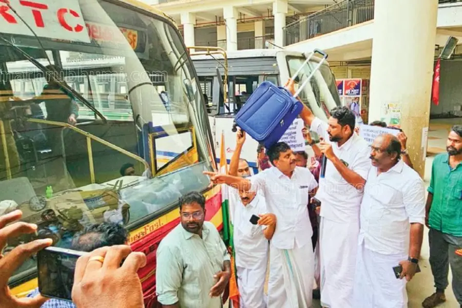 നീല ട്രോളിബാഗ് പാലക്കാട് സി.പി.എമ്മിന് അയച്ച് പത്തനംതിട്ട യൂത്ത് കോണ്‍ഗ്രസ്