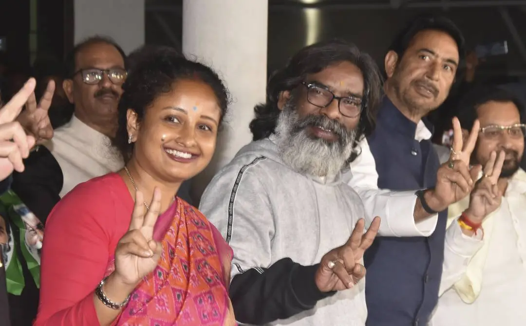 ഹേമന്ദ് സോറനും ഭാര്യ കല്പന സോറനും മറ്റുനേതാക്കള്ക്കൊപ്പം | Photo: AP