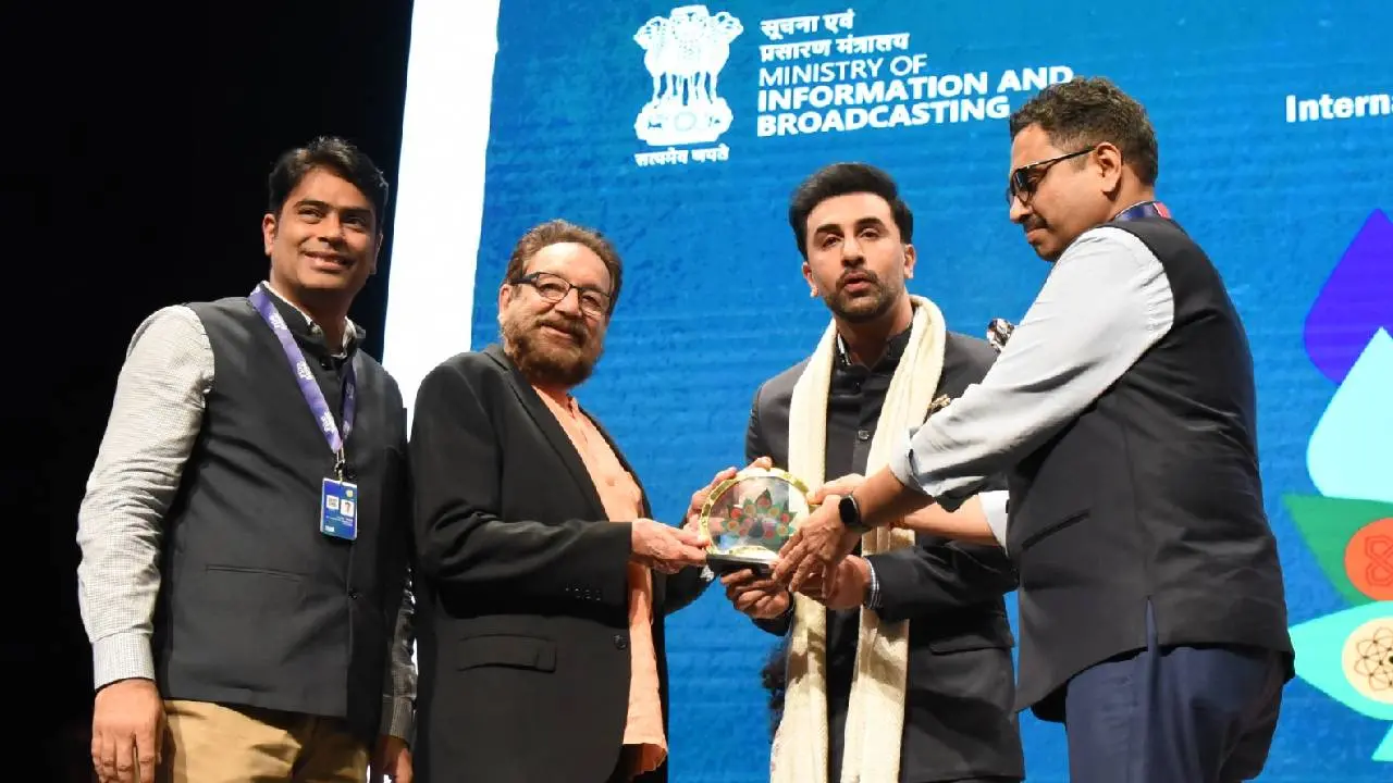 അന്താരാഷ്ട്ര ചലച്ചിത്ര മേളയിൽ എത്തിയ രൺബീർ കപൂറിനെ എൻ എഫ് ഡി സി മാനേജിങ് ഡയറക്ടർ പ്രീതുൽ കുമാർ, ഫെസ്റ്റിവൽ ഡയറക്ടർ ശേഖർ കപൂർ, ഐ & ബി മന്ത്രാലയം സെക്രട്ടറി സഞ്ജയ് ജാജു എന്നിവർ ചേർന്ന് സ്വീകരിക്കുന്നു.