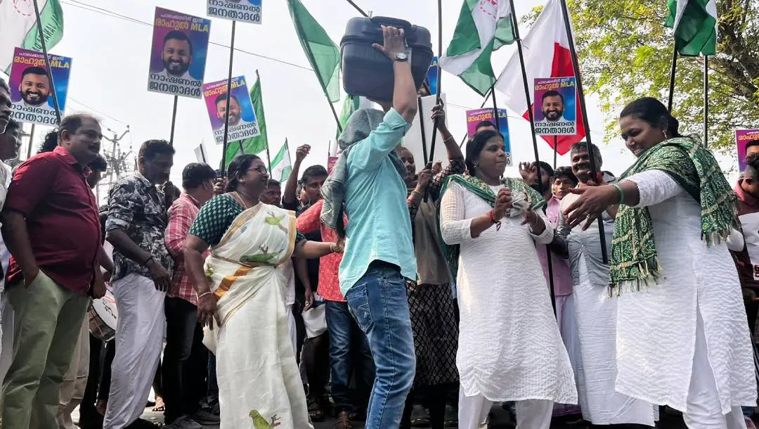പാലക്കാട് ട്രോളി ബാഗുമായി ആഘോഷത്തിനിറങ്ങിയ കോണ്ഗ്രസ് പ്രവര്ത്തകര് | ഫോട്ടോ: മാതൃഭൂമി
