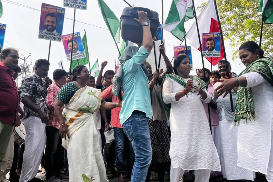 ലീഡ് 1000 കടന്നു, ട്രോളി ബാഗുമായി പാലക്കാട് ആഘോഷത്തിനിറങ്ങി യു.ഡി.എഫ് പ്രവര്ത്തകര്