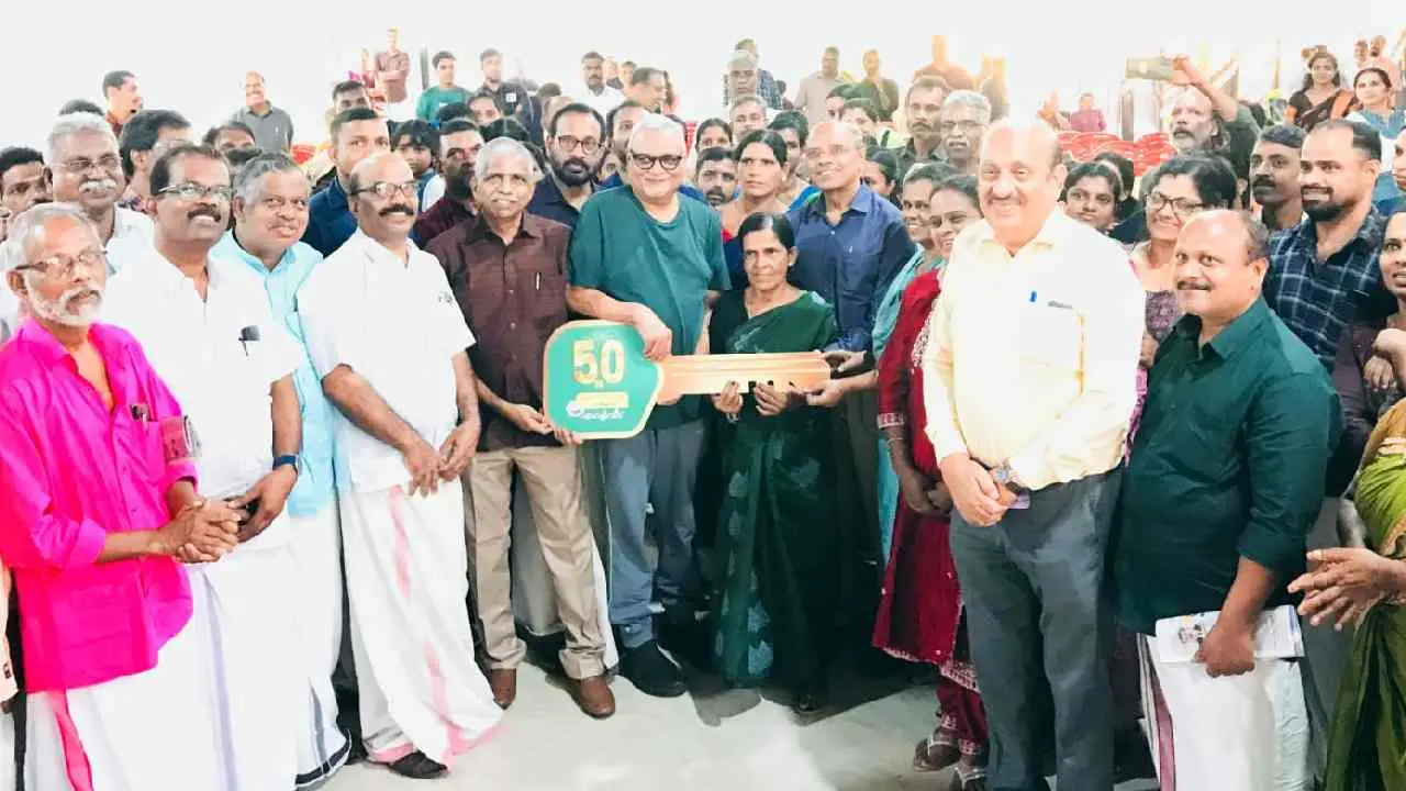 കോഴിക്കോട് നടുവണ്ണൂരില് നടന്ന ചടങ്ങില് എന്റെ വീട് പദ്ധതിയുടെ താക്കോല് ദാനം മാതൃഭൂമി മാനേജിങ് ഡയറക്ടര് എം വി ശ്രേയാംസ് കുമാര് നിര്വ്വഹിക്കുന്നു
