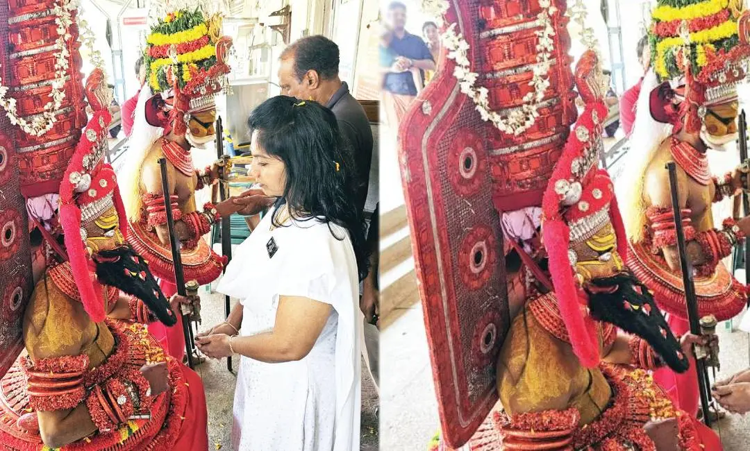 പഴയങ്ങാടി റെയില്‍വേ മുത്തപ്പന്‍ മടപ്പുരയില്‍ കെട്ടിയാടിയ മുത്തപ്പനും തിരുവപ്പനും അനുഗ്രഹം നല്‍കാനായി റെയില്‍വേ സ്റ്റേഷനിലെത്തിയപ്പോള്‍