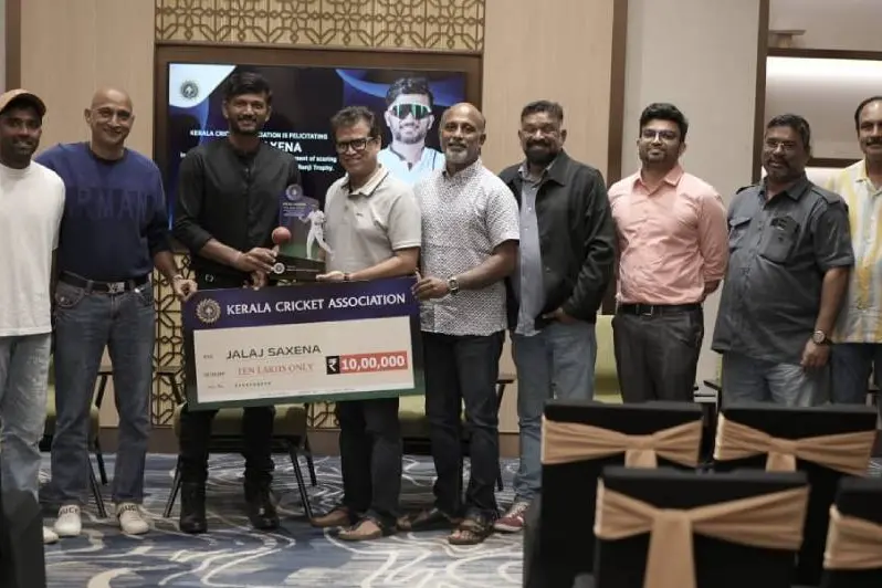 രഞ്ജിയിൽ 6000 റൺസും 400 വിക്കറ്റും; ജലജ് സക്സേനയ്ക്ക് കെ.സി.എയുടെ വക 10 ലക്ഷം