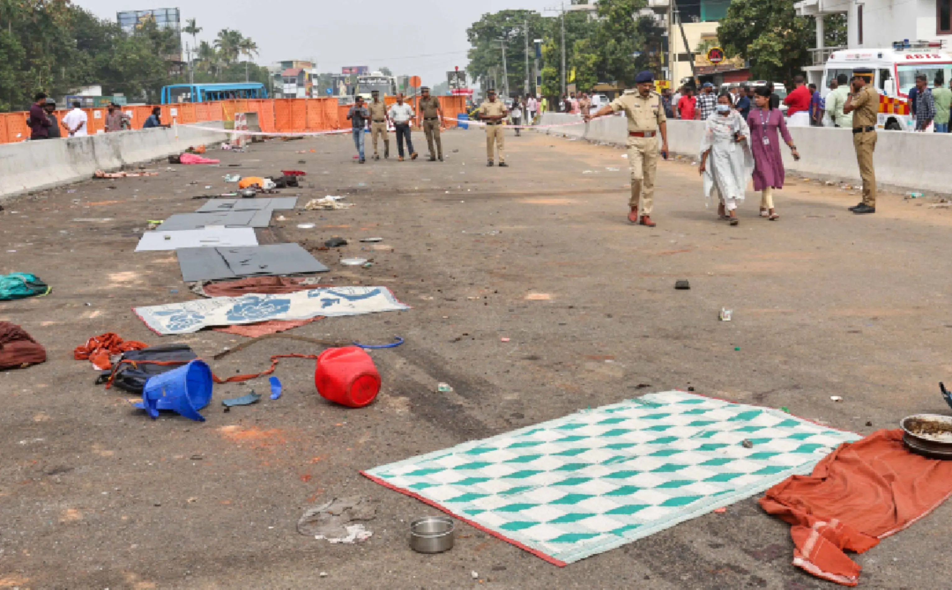 തൃശൂർ ജില്ലയിലെ നാട്ടികയിൽ പണി പൂത്തിയാകാത്ത റോഡിൽ കിടന്നുറങ്ങിയവരുടെ ഇടയിലേക്ക് നിയന്ത്രണം വിട്ട ലോറി പാഞ്ഞുകയറി അഞ്ചുപേർ മരിക്കാനിടയായ അപകട സ്ഥലം| ഫോട്ടോ: Manish Chemanchery