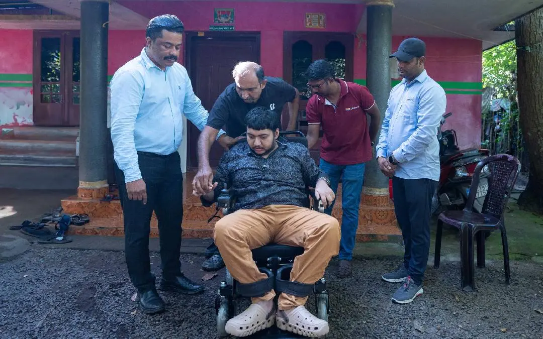 ജസീം മുഹമ്മദിന് ലുലു ഗ്രൂപ്പ് ചെയര്മാന് എം.എ യൂസഫലി സമ്മാനിച്ച ഇലക്ട്രിക് വീല് ചെയര് ലുലു ഇന്ത്യ മീഡിയ ഹെഡ് എന്.ബി സ്വരാജ് കൈമാറുന്നു.