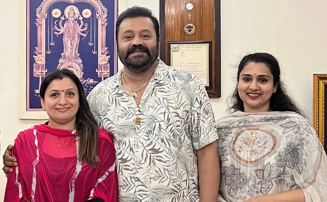 സുരേഷ് ഗോപിക്കും രാധികയ്ക്കുമൊപ്പം സുചിത്ര | ഫോട്ടോ: Instagram