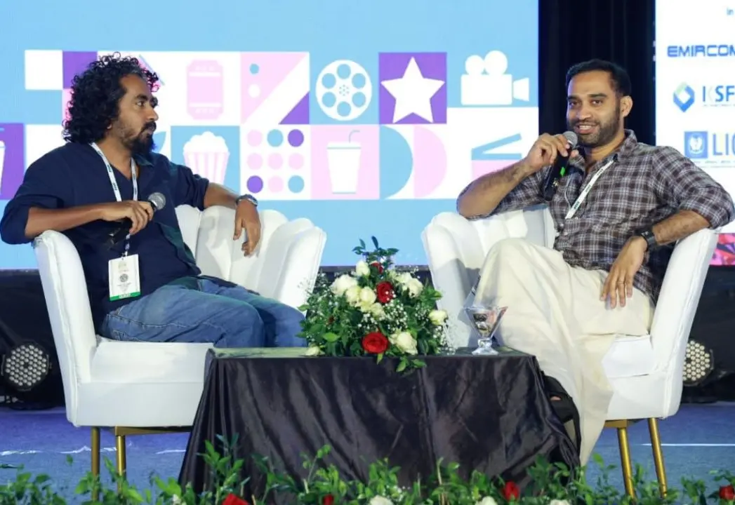 പെരുവനം രാജ്യാന്തര ഗ്രാമോത്സവത്തില് പങ്കെടുത്ത് സംസാരിക്കുന്ന യുവസംവിധായകരായ ആനന്ദ് ഏകര്ഷിയും അഖില് സത്യനും | Photo: Krishnakumar MK