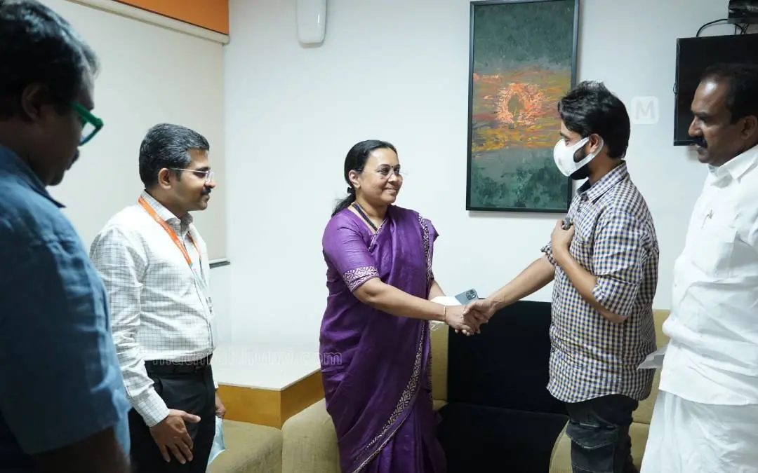 ഉമാ തോമസ് എംഎല്എയുടെ നിലവിലെ ആരോഗ്യസ്ഥിതി വിലയിരുത്തുന്നതിനായി റിനൈ മെഡിസിറ്റിയില് എത്തിയ ആരോഗ്യ മന്ത്രി വീണാ ജോര്ജ് മകന് വിഷ്ണുവുമായി സംസാരിക്കുന്നു.