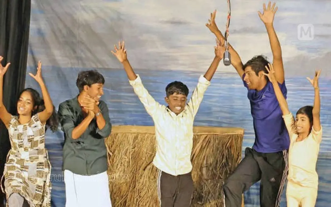 സ്‌കൂൾ കലോത്സവം ഹൈസ്‌കൂൾ വിഭാഗം നാടക മത്സരത്തിൽ വെള്ളാർമല ജി.വി.എച്ച്.എസ്.എസ്‌. വിദ്യാർഥികൾ അവതരിപ്പിച്ച 'വെള്ളപ്പൊക്കത്തിൽ' നാടകത്തിൽ നിന്ന് | ഫോട്ടോ: ലതീഷ്‌ പൂവ്വത്തൂർ