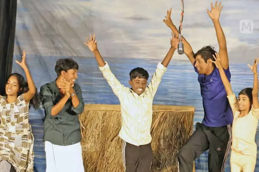 അനുഭവിച്ചറിഞ്ഞ ജീവിതത്തോളം വരില്ലല്ലോ ഒരു കഥയും; 'വെള്ളപ്പൊക്കത്തിൽ' നാടകത്തിൽ 'ജീവിച്ച്' വെള്ളാർമല