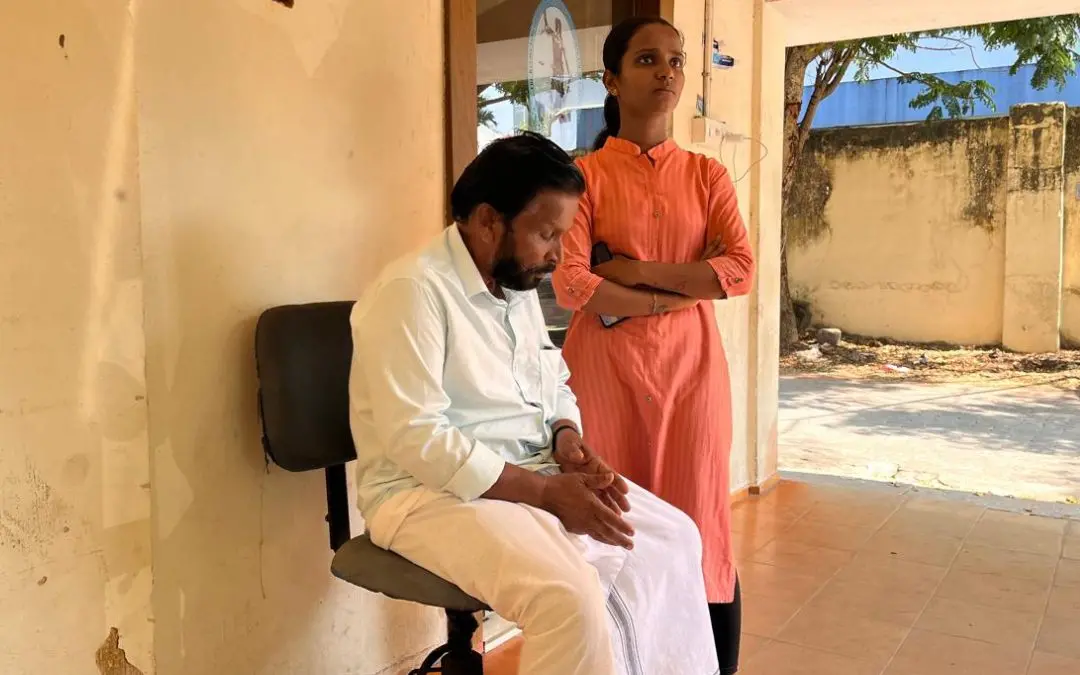 പെരിയ ഇരട്ട കൊലക്കേസ് വിധി കേൾക്കാനായി എത്തിയ കൃപേഷിന്റെ കുടുംബം| ഫോട്ടോ: ജെയ്വിൻ ടി സേവ്യർ