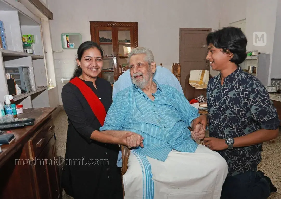മാധവിയും ഹനിന് അഹമ്മദും നടന് മധുവിനൊപ്പം. ഫോട്ടോ: എസ്.ശ്രീകേഷ്