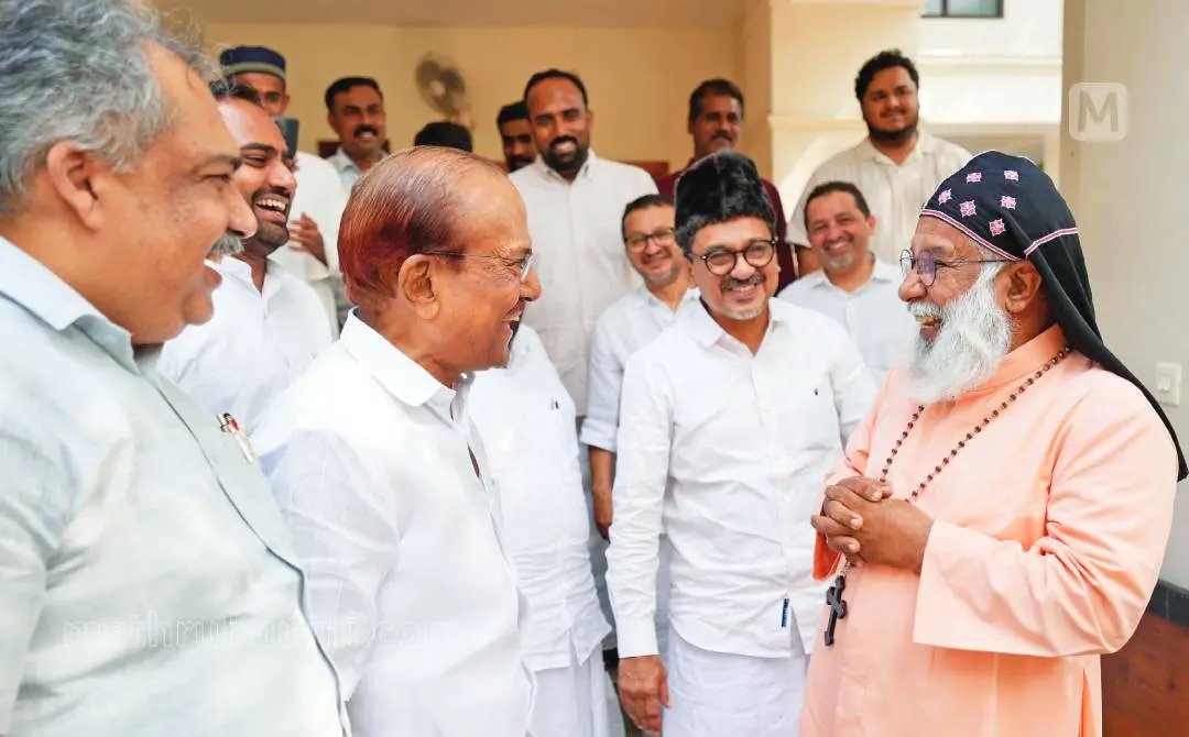 പാണക്കാട്ടെത്തിയ കെ.സി.ബി.സി. പ്രസിഡന്റ് കർദിനാൾ ബസേലിയോസ് മാർ ക്ലീമിസ് പി.കെ. കുഞ്ഞാലിക്കുട്ടി, പാണക്കാട് സാദിഖലി തങ്ങൾ തുടങ്ങിയവർക്കൊപ്പം | ഫോട്ടോ: മാതൃഭൂമി