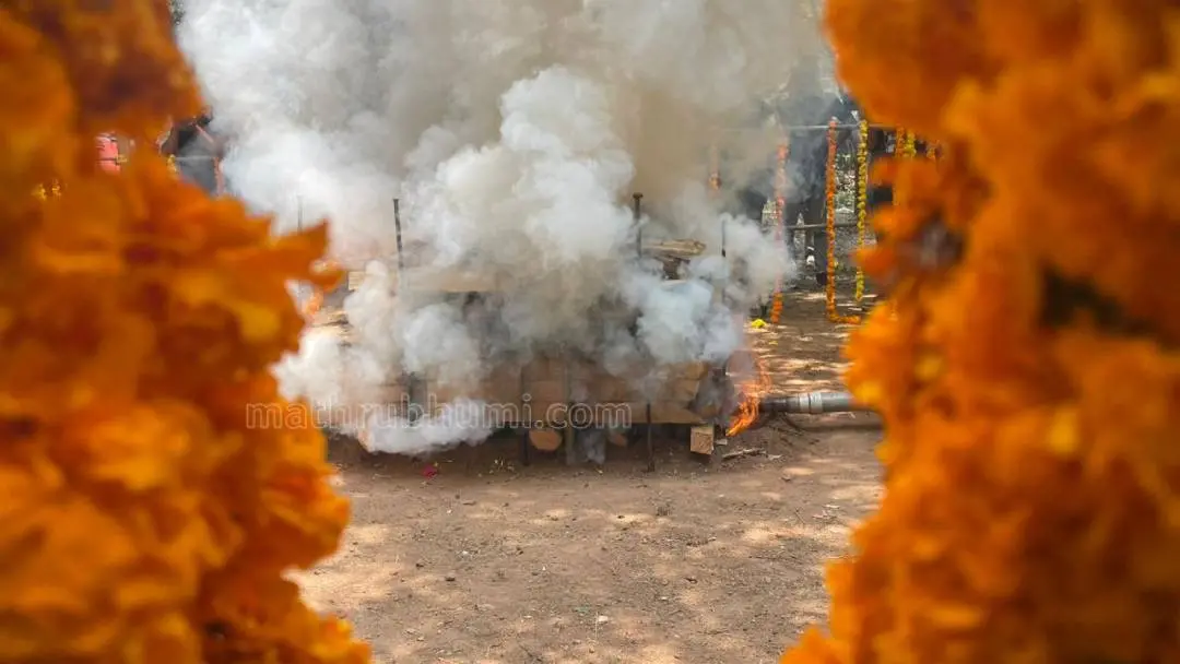 പാലിയം ശ്മശാനത്തിൽ പി.ജയചന്ദ്രന്റെ ചിതയ്ക്ക് തീകൊളുത്തിയപ്പോൾ| Photo: Shihabudheen Thangal
