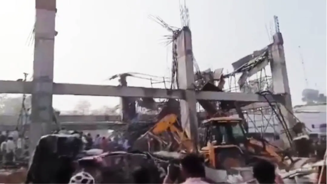 തകർന്നുവീണ കെട്ടിടാവശിഷ്ടങ്ങൾക്കിടയിൽ രക്ഷാപ്രവർത്തനം നത്തുന്നു | ഫോട്ടോ: x.com/BigBreakingWire/