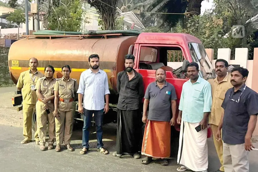 നഗരമധ്യത്തിൽ മാലിന്യം തള്ളാനെത്തി; ലോറിക്കാരെ ഓടിച്ചിട്ട് പിടിച്ച് വനിതാജീവനക്കാരും കൗൺസിലർമാരും
