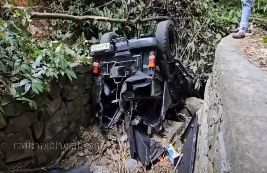 താമരശ്ശേരി ചുരത്തില് അപകടത്തില്പെട്ട ജീപ്പ്