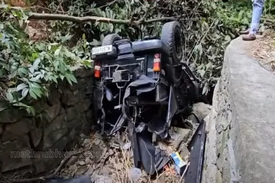 താമരശ്ശേരി ചുരത്തിൽ ജീപ്പ് കൊക്കയിലേക്ക് മറിഞ്ഞു; രണ്ട് വിദ്യാർഥികൾക്ക് പരിക്ക്