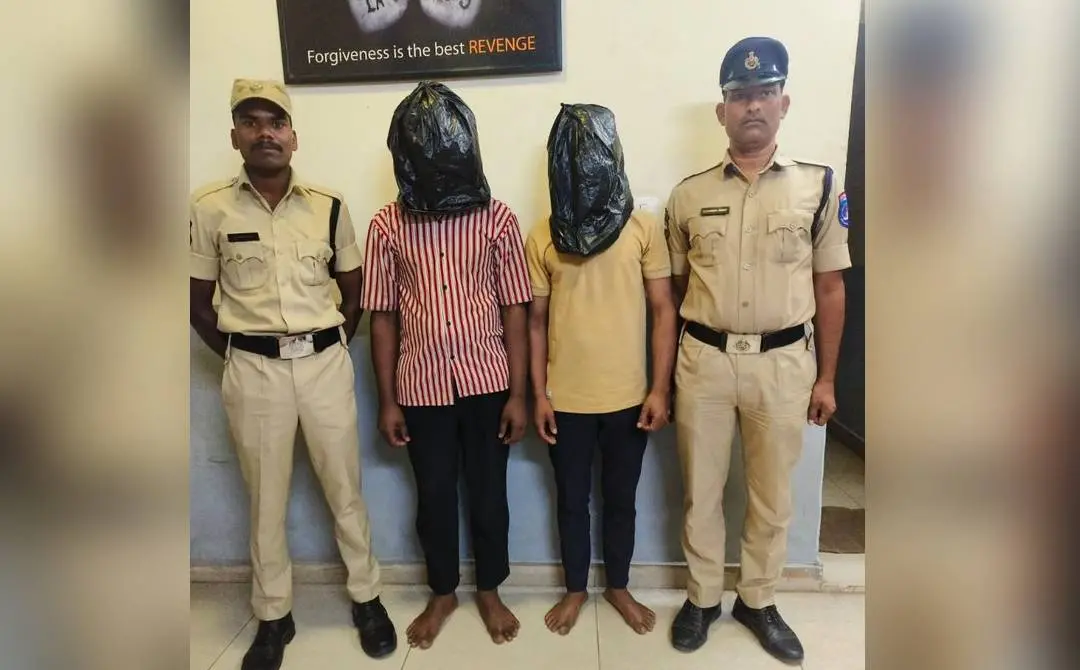 അറസ്റ്റിലായ പ്രതികള് പോലീസ് ഉദ്യോഗസ്ഥര്ക്കൊപ്പം | Photo Courtesy: x.com/TheSouthfirst