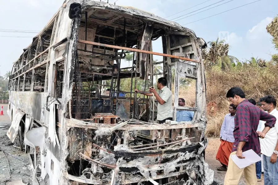 ഓടിക്കൊണ്ടിരുന്ന ടൂറിസ്റ്റ് ബസ് കത്തിയ സംഭവം; ഫ്യൂസ് ബോക്സിലെ ഷോര്ട്ട് സര്ക്യൂട്ടെന്ന് സംശയം