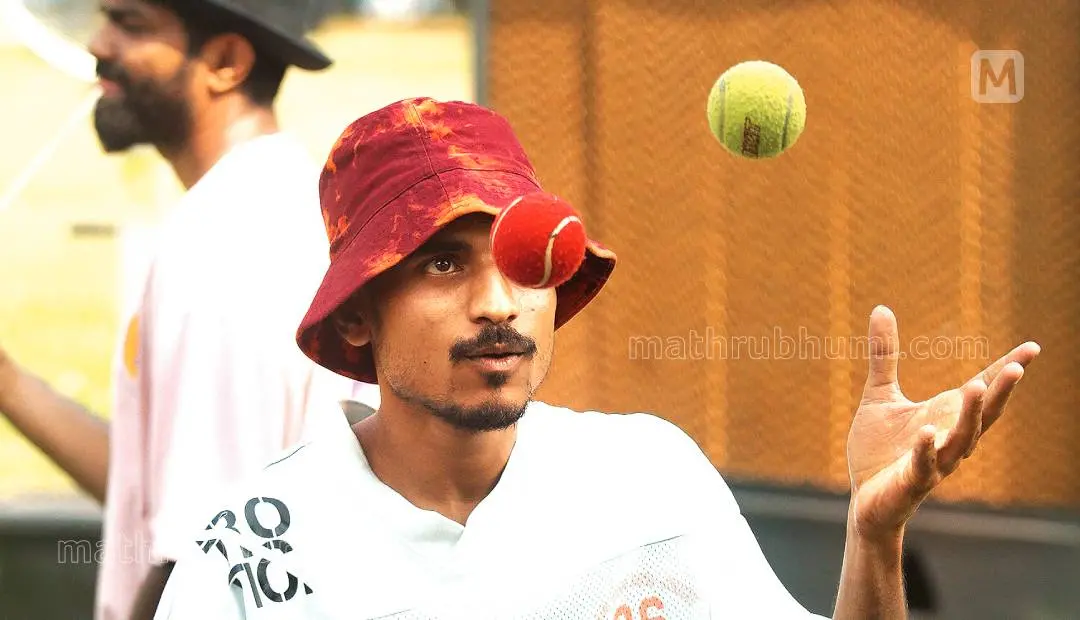 കപ്പ വേദിയിൽ ഡി.ജെ.ക്കൊപ്പം ബോളുമായി അമ്മാനമാടുന്നയാൾ