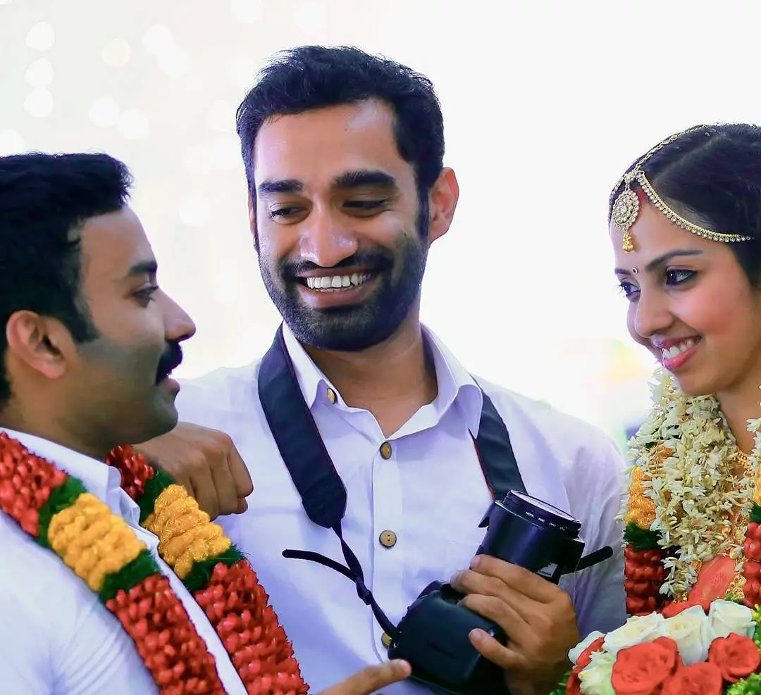 അനുരഞ്ജനും ഭാര്യയും അനൂപ് സത്യനൊപ്പം | Photo: instagram/ anuranjanpremji
