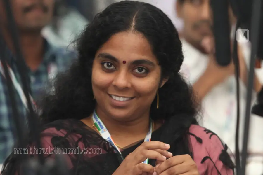 എട്ടുലക്ഷം നല്‍കിയെന്ന് അരിതാ ബാബു; തനിക്കതു കിട്ടിയില്ലല്ലോയെന്ന് മേഘ, ചികിത്സാ സഹായധനം വിവാദത്തിൽ