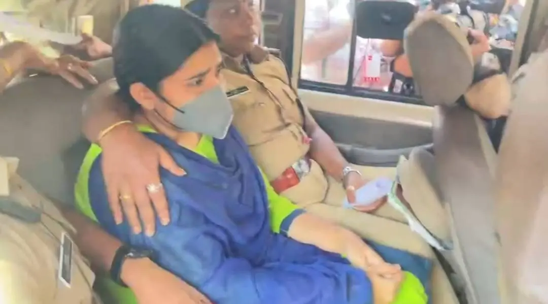വൈദ്യപരിശോധനയ്ക്ക് ശേഷം ഗ്രീഷ്മയെ കോടതിയിലേക്ക് കൊണ്ടുപോകുന്നു | Photo: Mathrubhumi