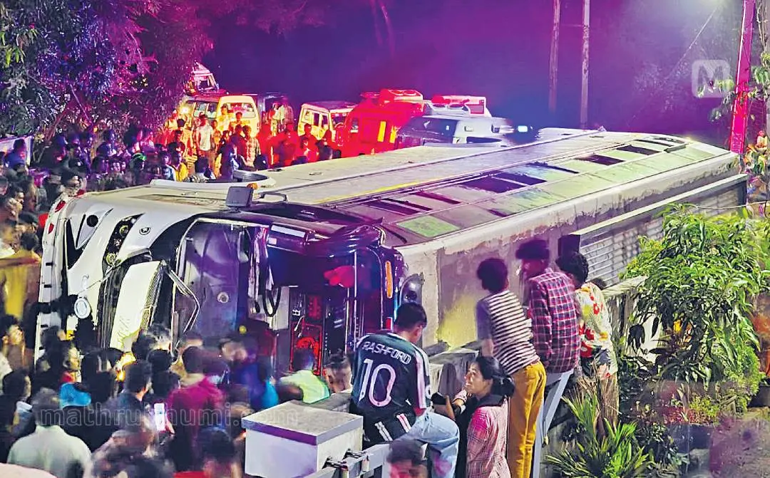 വിനോദയാത്രാസംഘം സഞ്ചരിച്ച ബസ് നെടുമങ്ങാട് - വെമ്പായം റോഡിൽ ഇരിഞ്ചയത്തിന് സമീപം നിയന്ത്രണംവിട്ട് മറിഞ്ഞപ്പോൾ | ഫോട്ടോ: മാതൃഭൂമി