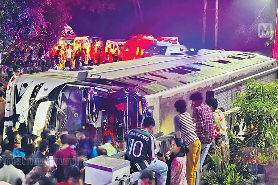 ഓടയുടെ സ്ലാബ് തകർത്ത് ബസ് മറിഞ്ഞു; കുതിച്ചെത്തിയത് 25 ആംബുലൻസുകൾ, രക്ഷകരായി നാട്ടുകാർ