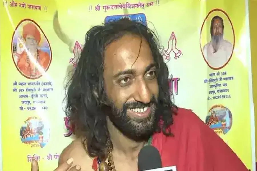 എയ്റോസ്പേസ് എൻജിനീയർ,കാനഡയിൽ ജോലി, പ്രതിവർഷം 36 ലക്ഷം ശമ്പളം;എല്ലാമുപേക്ഷിച്ച് സന്യാസം;ആരാണ് IIT ബാബ
