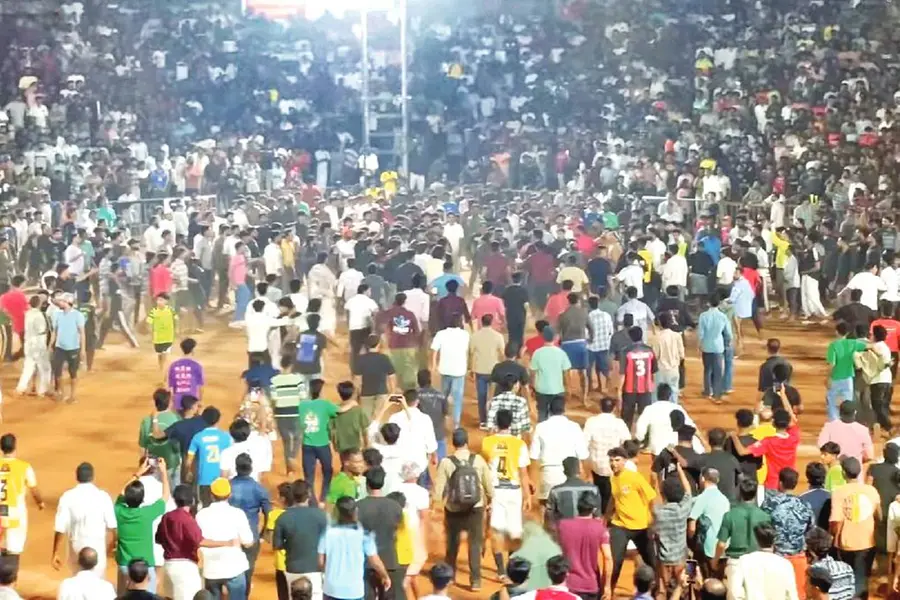 ഇത് സെവൻസല്ല; വയലൻസ്; ഗ്രൗണ്ടിൽ അടി, റഫറിയെ ആംബുലൻസിൽ ആശുപത്രിയിലെത്തിച്ചു, കാണികളും പോരിനിറങ്ങി