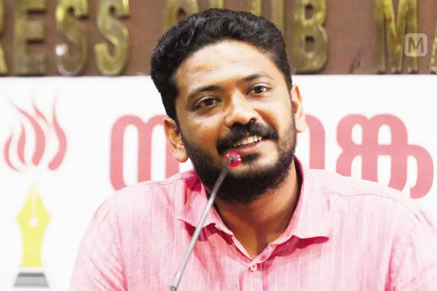 റാഗിങ് നല്ലതാണെന്ന് മലർ മിസ് പറയുന്നു, ഹൃദയത്തിലെ നായകൻ അതിന്റെ അപ്പോസ്തലനായി മാറുന്നു- വി.പി സാനു