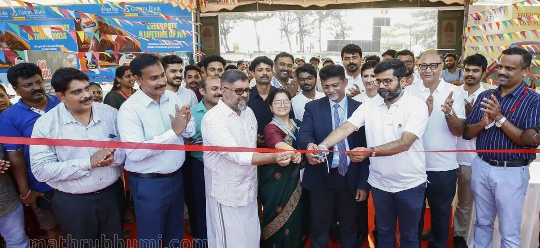 മാതൃഭൂമിയും എം.ആർ.പി.എല്ലും ചേർന്ന് കനറാ ബാങ്കിന്റെ സഹകരണത്തോടെ കോഴിക്കോട്‌ ബീച്ച് മറൈൻ ഗ്രൗണ്ടിൽ സംഘടിപ്പിക്കുന്ന ഓട്ടോ എക്‌സ്‌പോ എം.ആർ.പി.എൽ. ഓട്ടോ ഫ്യൂവൽ എച്ച്.ഐ.ക്യു. ജനറൽ മാനേജർ മാർക്കറ്റിങ് റീട്ടെയിൽ ശിവറാം കൃഷ്ണ, കനറാ ബാങ്ക് ജനറൽ മാനേജർ അനിൽ കുമാർ നായർ എന്നിവർ ചേർന്ന് ഉദ്ഘാടനം ചെയ്യുന്നു. ശ്രീജിത്ത് കടത്തനാട്, സുദീപ് കുമാർ, മാതൃഭൂമി ജോയിന്റ് മാനേജിങ് എഡിറ്റർ പി.വി.നിധീഷ്, ലക്ഷ്മി ത്രിപാഠി, അജയ് ഭാട്ടിയ, വിപിൻ നാഥ് തുടങ്ങിയവർ സമീപം | ഫോട്ടോ: പി. കൃഷ്‌ണപ്രദീപ്‌ / മാതൃഭൂമി