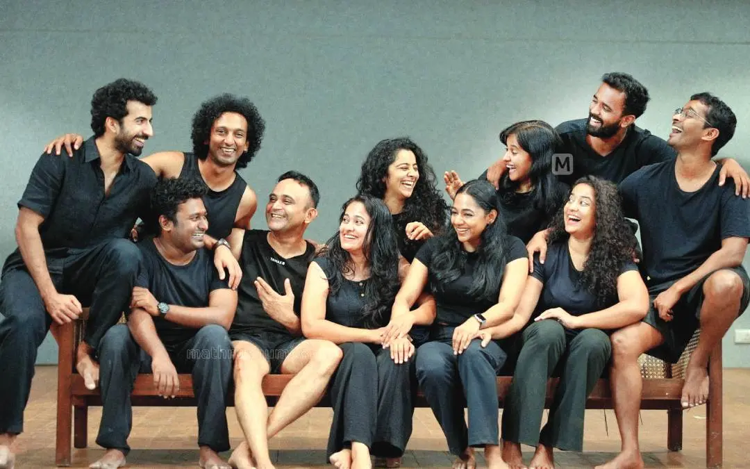 റോഷൻ മാത്യുവും ദർശനാ രാജേന്ദ്രനും നാടകസംഘത്തിനൊപ്പം.
