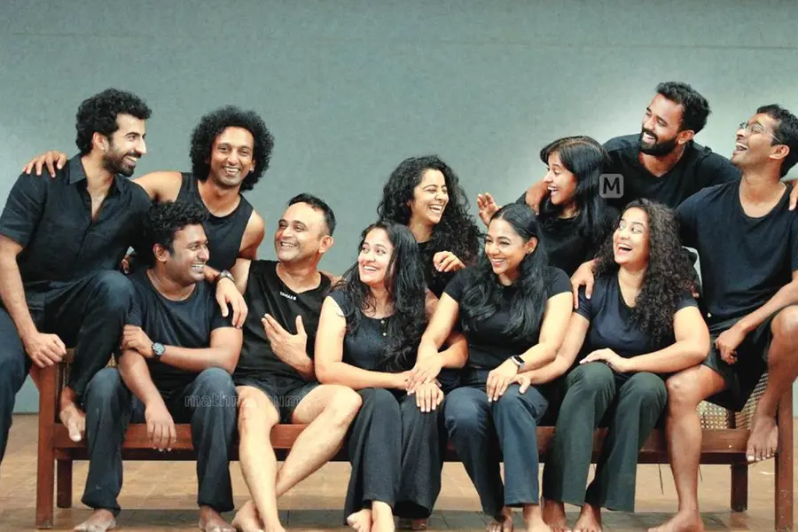 റോഷന് മാത്യു, ദര്ശന, ശ്രുതി രാമചന്ദ്രന്...; നാടകവുമായി മലയാള സിനിമയിലെ യുവസംഘം, ആദ്യഅവതരണം 28-ന്