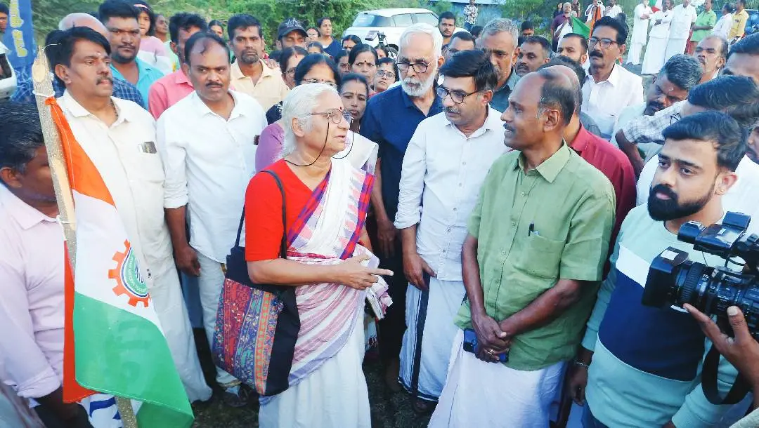 പാലക്കാട് എലപ്പുള്ളിയിൽ ബ്രൂവറി വിരുദ്ധ സമിതി നടത്തുന്ന സമരത്തിന് ഐക്യദാർഢ്യം പ്രഖ്യാപിച്ചെത്തിയ പരിസ്ഥിതിപ്രവർത്തക മേധാ പട്കറും സംഘവും മദ്യക്കമ്പനി വാങ്ങിച്ച എലപ്പുള്ളി മണ്ണുക്കാട്ടെ സ്ഥലം സന്ദർശിക്കുന്നു.
