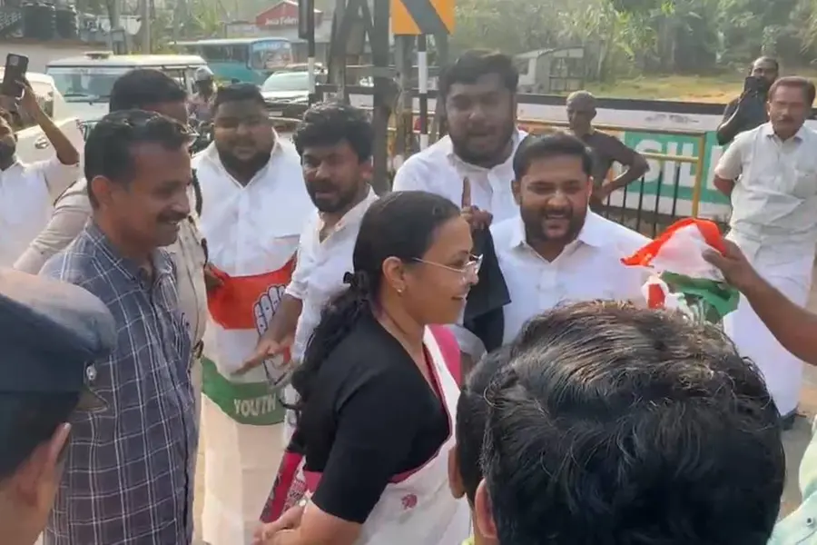 ഈഗോ മാറ്റണമെന്ന് ആരോഗ്യമന്ത്രിയോട് യൂത്ത് കോൺഗ്രസ്, നിങ്ങൾ കൊടുത്തത് 1000 രൂപയല്ലേയെന്ന് മന്ത്രി