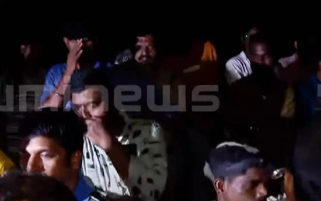 പ്രദേശവാസികൾ പ്രതിഷേധിക്കുന്നു | Photo: Screengrab / Mathrubhumi News