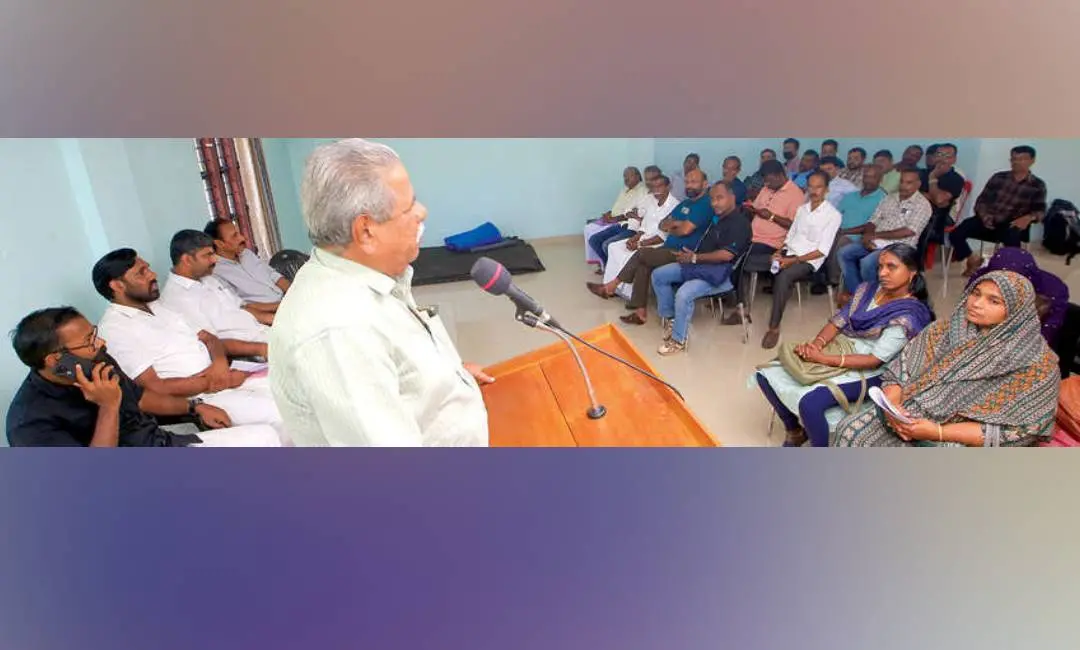 പകുതിവിലത്തട്ടിപ്പിൽ കബളിപ്പിക്കപ്പെട്ടവരുടെ സംഗമം ആർ.ജെ.ഡി. സംസ്ഥാന വൈസ് പ്രസിഡന്റ് കെ.കെ. ഹംസ ഉദ്ഘാടനംചെയ്യുന്നു