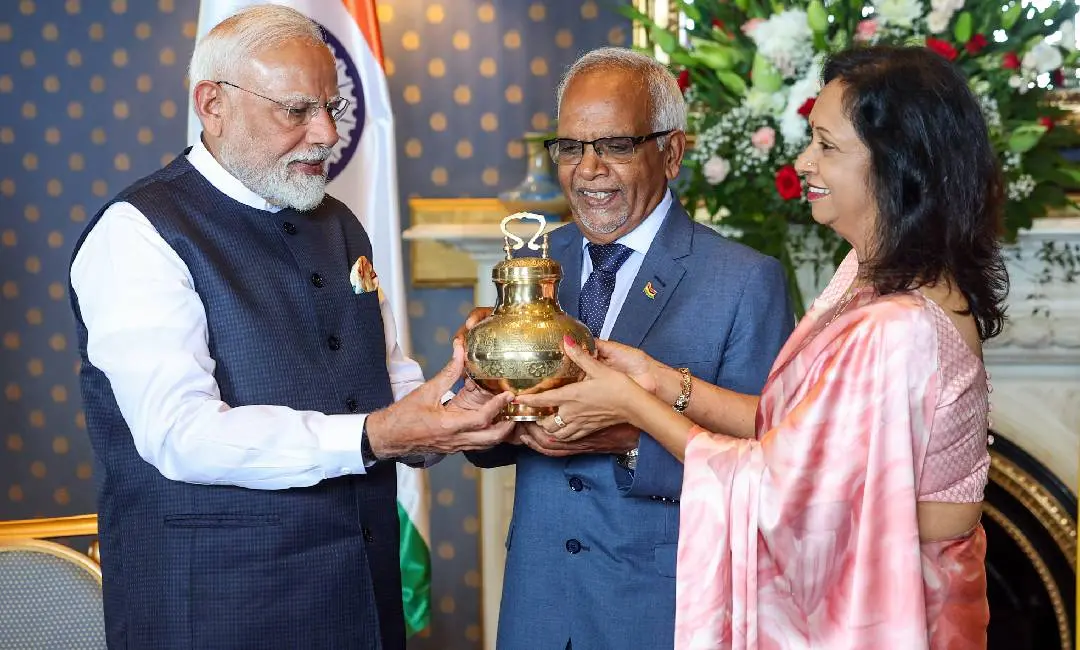 മൗറീഷ്യസ് പ്രസിഡണ്ട് ധരംഭീര് ഗോഖൂലിനും പ്രഥമ വനിത വൃന്ദ ഗോഖൂലിനും നരേന്ദ്രമോദി ഗംഗാജലം സമ്മാനിക്കുന്നു