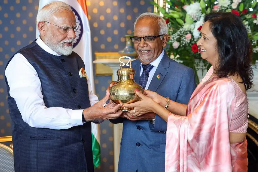 മൗറീഷ്യസിന് ഗംഗാജലം സമ്മാനിച്ച് മോദി, തിരിച്ച് പരമോന്നത പുരസ്കാരം സമര്പ്പിച്ച് മൗറീഷ്യസ്