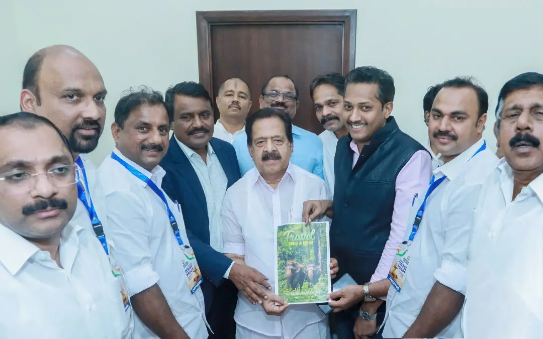 സുനില് തോമസ് റാന്നിയുടെ ആദ്യ പുസ്തകം 'ട്രാവല് ഫീല്സ് ആന്ഡ് ഫീഡ്സ്' കവര്പേജ് മുന് പ്രതിപക്ഷ നേതാവ് രമേശ് ചെന്നിത്തല എംഎല്എ പ്രകാശനം നിര്വഹിക്കുന്നു.