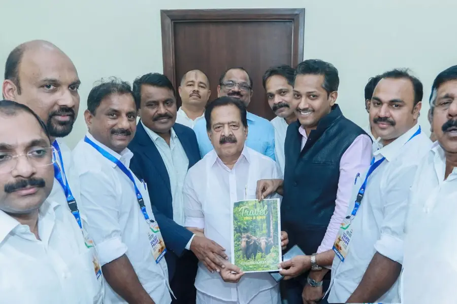 ബഹ്റൈന് പ്രവാസിയുടെ പുസ്തകത്തിന്റെ കവര്പേജ് രമേശ് ചെന്നിത്തല പ്രകാശനം ചെയ്തു