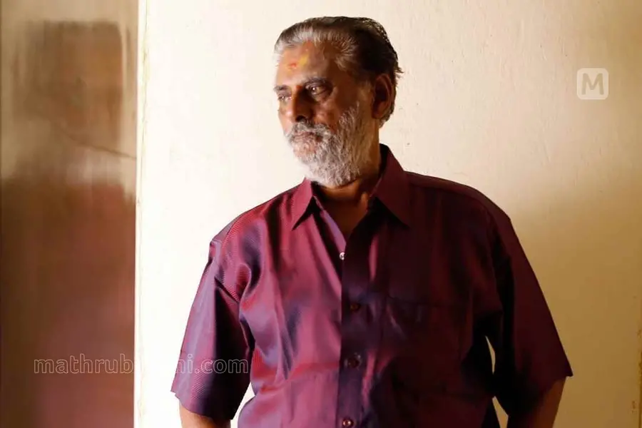 ശ്രീനിവാസന് എം.ജി.ആറിനോട് അലറിക്കരഞ്ഞ് പറഞ്ഞു: ഇല്ലെങ്കില് ഞങ്ങളെ കാർ കയറ്റിക്കൊല്ലൂ